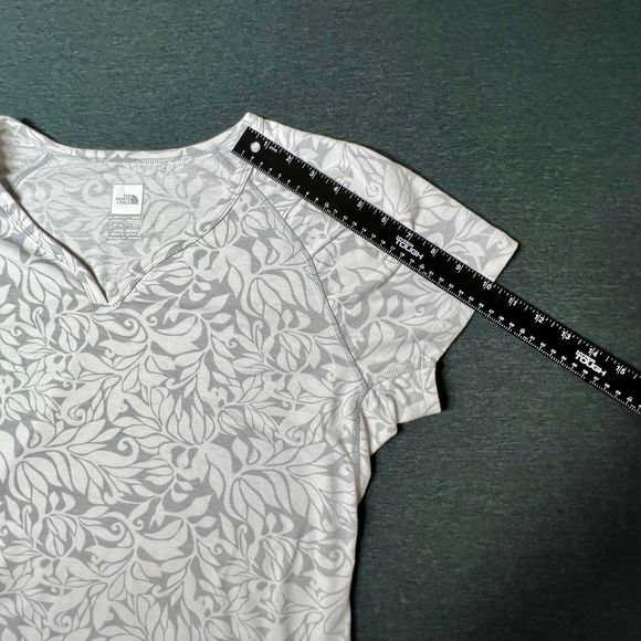 The North Face Fitted Tee White Floral T Shirt Short Sleeve V Neck Sz XL - Picture 12 of 12